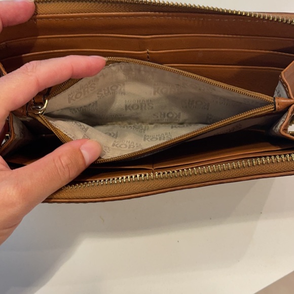 Michael Kors Wallet - Picture 5 of 6